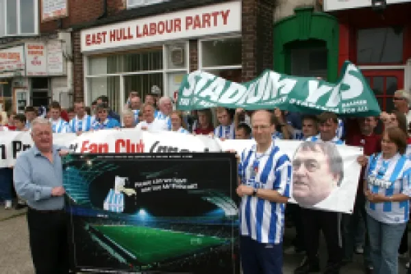 Buy Tim Carder delivers giant postcard to East Hull labour party