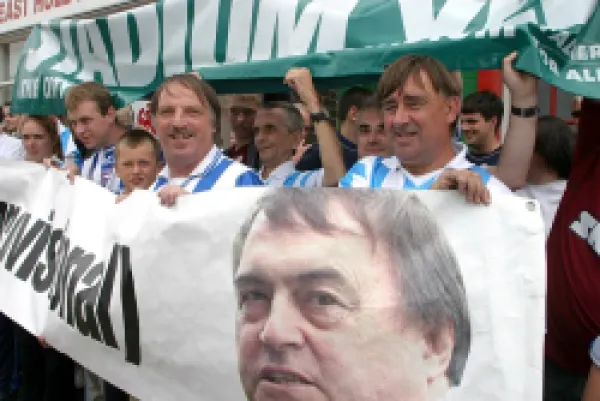 Buy Albion fans with giant banner outside East Hull labour party office