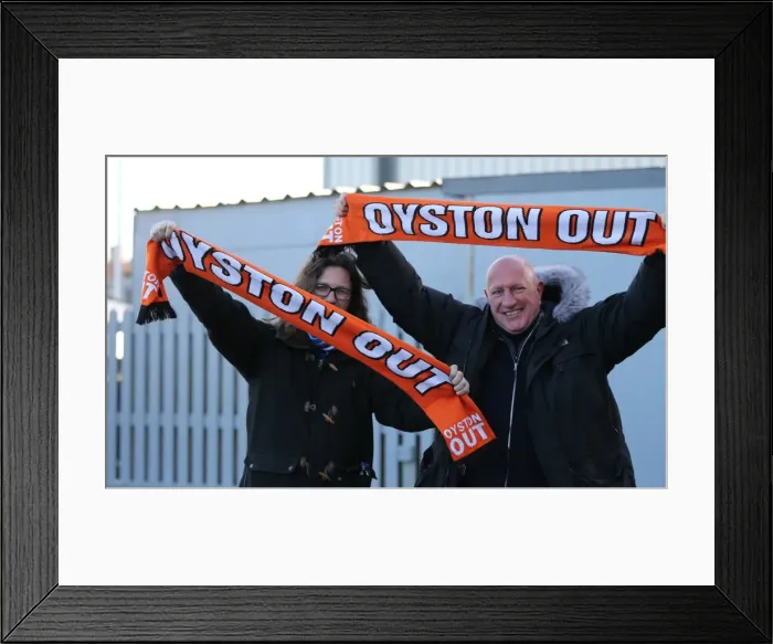 Framed Print : Brighton and Hove Albion Fans in Action at Bloomfield Road (31Jan15)