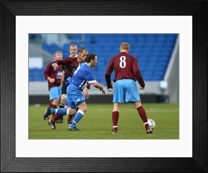 Framed Print : Brighton & Hove Albion: Play on the Pitch - April 29, 2015 (EVE) Framed Print : Brighton & Hove Albion: Play on the Pitch - April 29, 2015 (EVE)