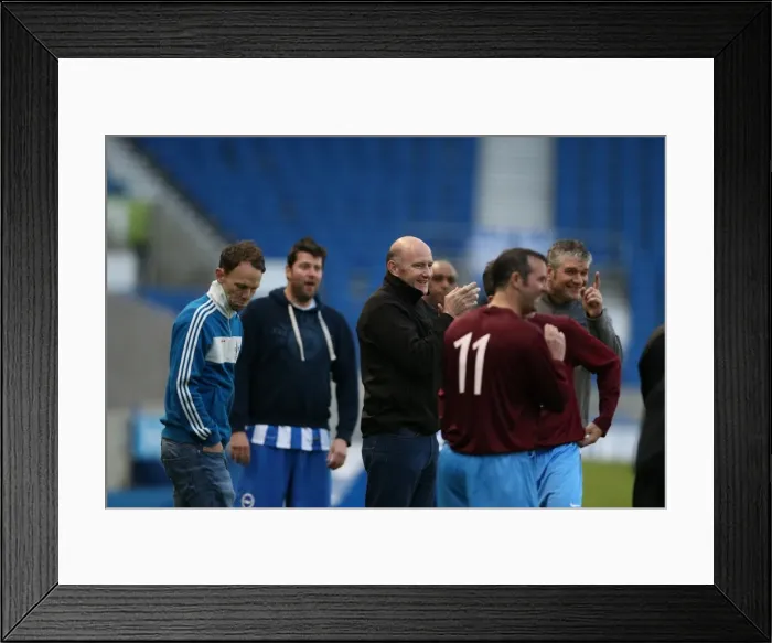 Framed Print : Brighton & Hove Albion: Play on the Pitch - April 29, 2015 (EVE) Framed Print : Brighton & Hove Albion: Play on the Pitch - April 29, 2015 (EVE)