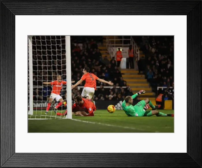 Framed Print : Championship Showdown: Fulham vs. Brighton & Hove Albion at Craven Cottage (02.01.17) Framed Print : Championship Showdown: Fulham vs. Brighton & Hove Albion at Craven Cottage (02.01.17)