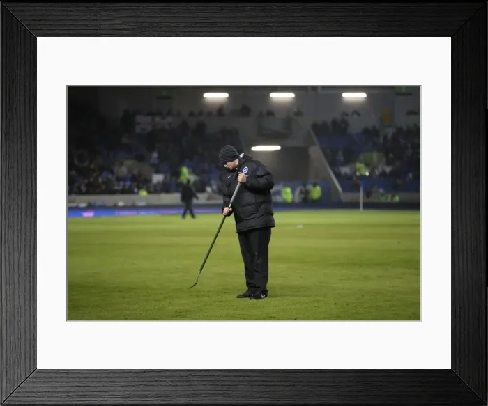 Framed Print : Groundsman at Work: Brighton and Hove Albion vs Ipswich Town, EFL Sky Bet Championship 2017 Framed Print : Groundsman at Work: Brighton and Hove Albion vs Ipswich Town, EFL Sky Bet Championship 2017