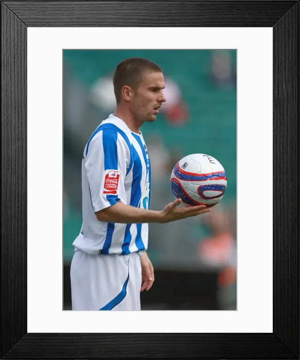 Framed Print : Brighton & Hove Albion 2009-10: Home Battle against Wycombe Wanderers Framed Print : Brighton & Hove Albion 2009-10: Home Battle against Wycombe Wanderers