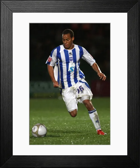 Framed Print : Elliott Bennett: Brighton & Hove Albion's Standout Midfielder Framed Print : Elliott Bennett: Brighton & Hove Albion's Standout Midfielder