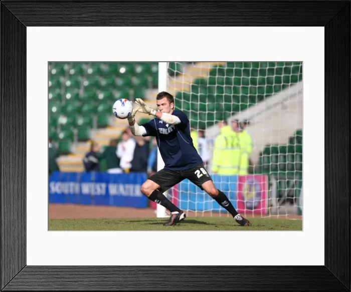 Framed Print : Wayne Henderson: Focused and Ready - Brighton & Hove Albion FC's Warm-Up at Plymouth, 4th April 2006 Framed Print : Wayne Henderson: Focused and Ready - Brighton & Hove Albion FC's Warm-Up at Plymouth, 4th April 2006