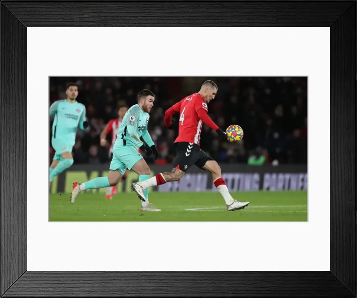 Framed Print : Decisive Moments: Southampton vs. Brighton & Hove Albion at St Mary's (04DEC21)