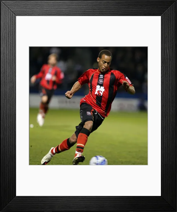 Framed Print : Brighton & Hove Albion's Star Midfielder: Elliott Bennett Framed Print : Brighton & Hove Albion's Star Midfielder: Elliott Bennett