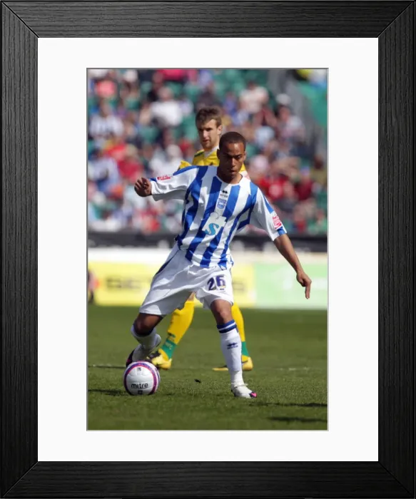 Framed Print : Brighton & Hove Albion's Star Player: Elliott Bennett Framed Print : Brighton & Hove Albion's Star Player: Elliott Bennett