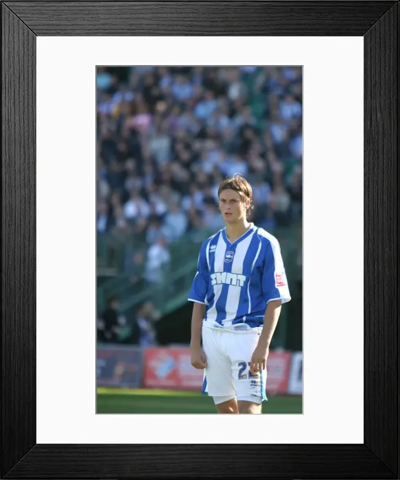 Framed Print : Sam Williams in Action at Withdean Stadium: Brighton and Hove Albion FC vs Blackpool Framed Print : Sam Williams in Action at Withdean Stadium: Brighton and Hove Albion FC vs Blackpool