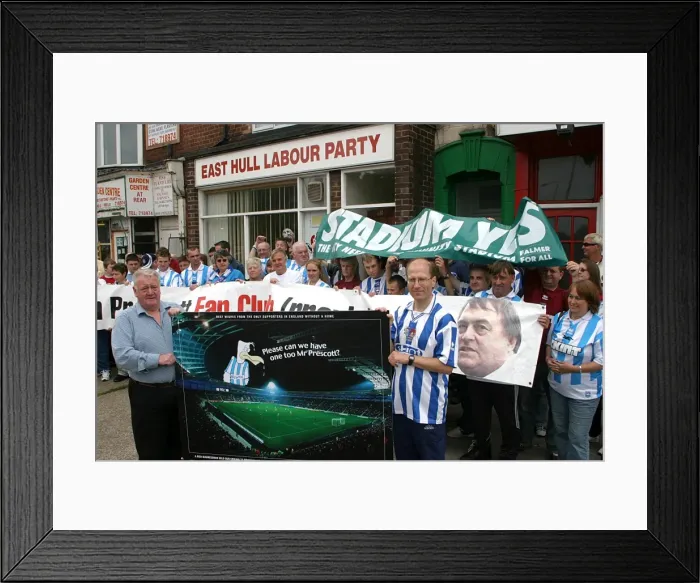 Framed Print : Tim Carder delivers giant postcard to East Hull labour party Framed Print : Tim Carder delivers giant postcard to East Hull labour party