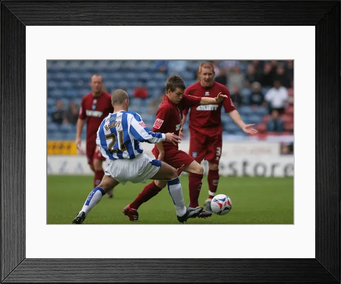 Framed Print : Dean Cox challenges in Midfield Framed Print : Dean Cox challenges in Midfield