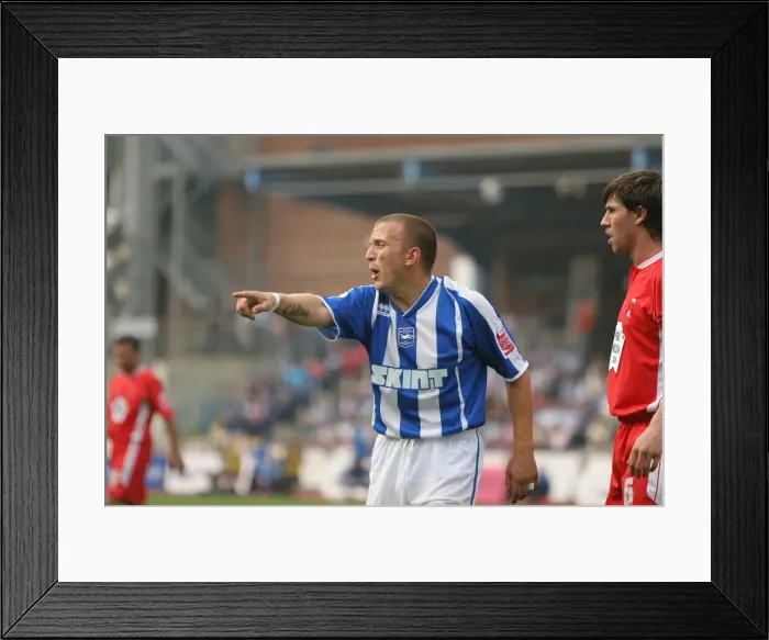 Framed Print : Gary Hart versus Leyton Orient Framed Print : Gary Hart versus Leyton Orient
