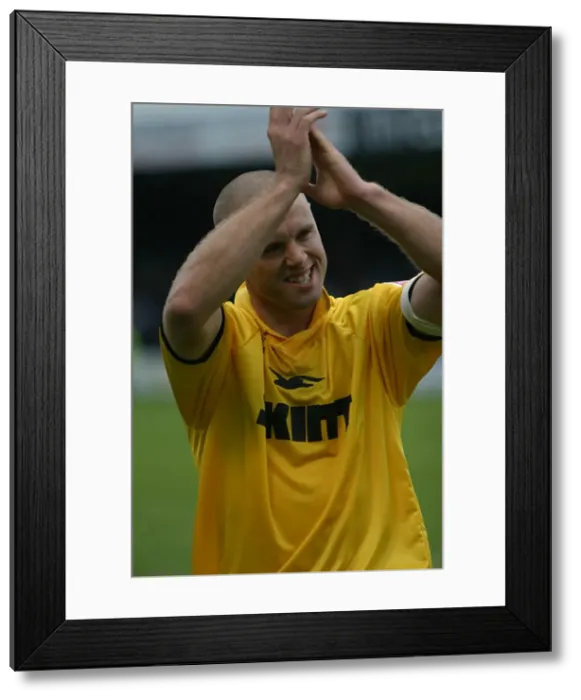 Framed Print : Danny Cullip salutes the fans Framed Print : Danny Cullip salutes the fans