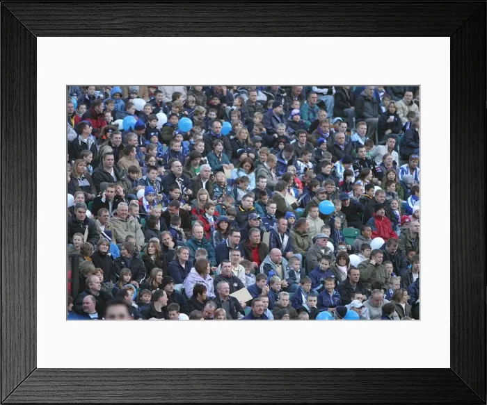 Framed Print : Brighton & Hove Albion vs Tranmere Rovers: A Family Affair (18-11-06) Framed Print : Brighton & Hove Albion vs Tranmere Rovers: A Family Affair (18-11-06)