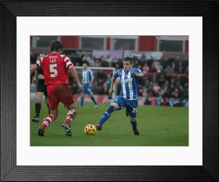 Framed Print : Dean Cox takes on Graeme Lee Framed Print : Dean Cox takes on Graeme Lee