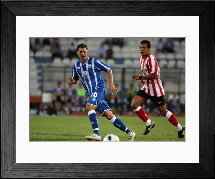 Framed Print : Matt Sparrow passes the ball - shadowed by Kieron Richardson Framed Print : Matt Sparrow passes the ball - shadowed by Kieron Richardson