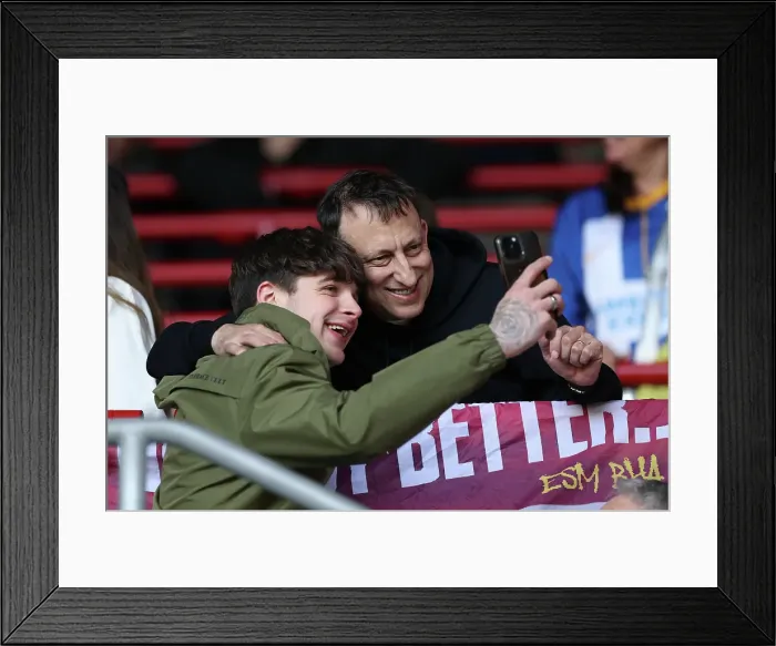 Framed Print : Brentford v Brighton and Hove Albion Premier League 19APR25 Framed Print : Brentford v Brighton and Hove Albion Premier League 19APR25