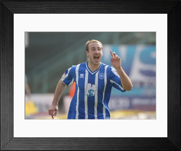 Framed Print : Brighton & Hove Albion vs Swindon Town: 2010-11 Home Game Framed Print : Brighton & Hove Albion vs Swindon Town: 2010-11 Home Game