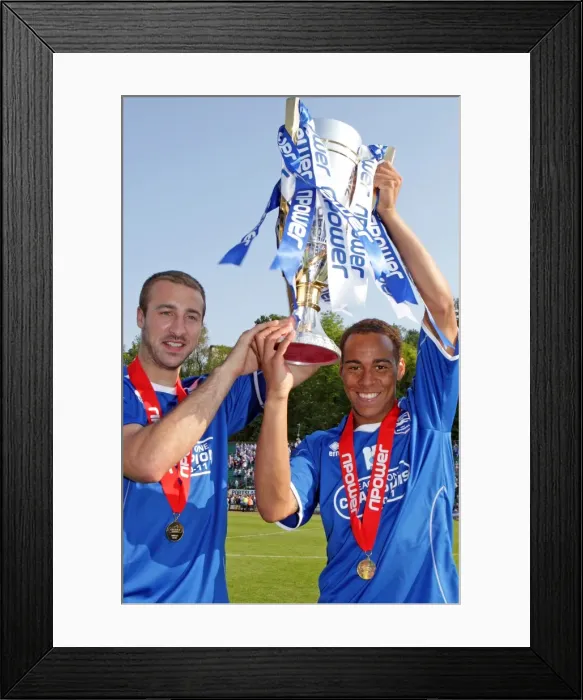 Framed Print : Brighton & Hove Albion: In the Limelight - Elliott Bennett's Midfield Mastery Framed Print : Brighton & Hove Albion: In the Limelight - Elliott Bennett's Midfield Mastery
