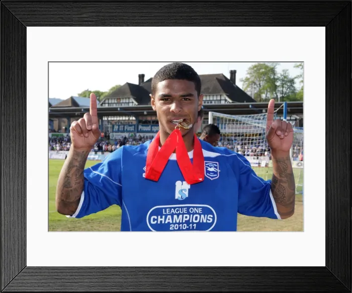 Framed Print : Focused and Determined: Liam Bridcutt in Action for Brighton & Hove Albion FC Framed Print : Focused and Determined: Liam Bridcutt in Action for Brighton & Hove Albion FC