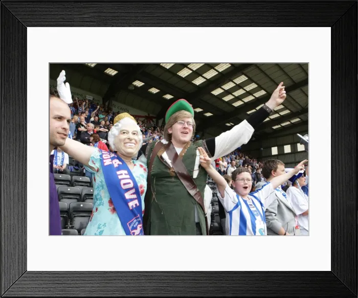 Framed Print : Brighton & Hove Albion Away at Notts County: 2010-11 Season Framed Print : Brighton & Hove Albion Away at Notts County: 2010-11 Season
