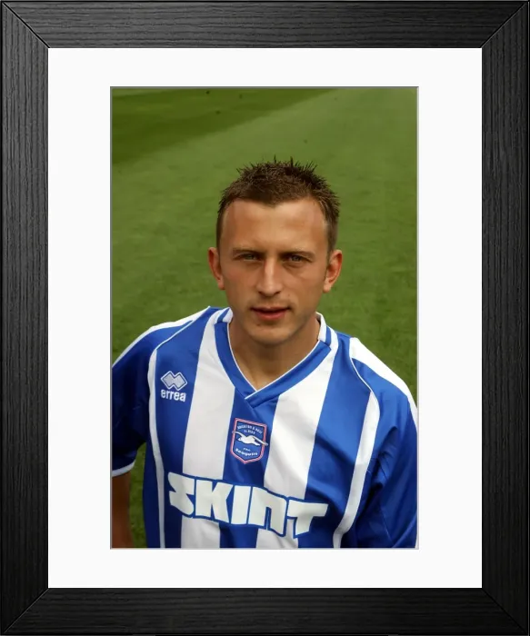 Framed Print : Gary Hart: Brighton & Hove Albion FC's Unyielding Goalkeeper in 2007-08 Framed Print : Gary Hart: Brighton & Hove Albion FC's Unyielding Goalkeeper in 2007-08