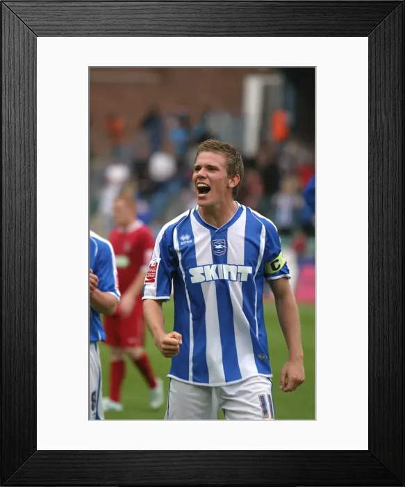 Framed Print : Dean Hammond vs. Southend United: A Moment of Determination in Brighton and Hove Albion's 2007 / 08 Season Framed Print : Dean Hammond vs. Southend United: A Moment of Determination in Brighton and Hove Albion's 2007 / 08 Season