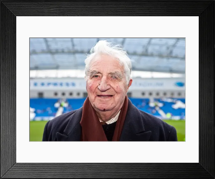 Framed Print : Brighton & Hove Albion vs Barnsley (2011-12): Home Game Framed Print : Brighton & Hove Albion vs Barnsley (2011-12): Home Game