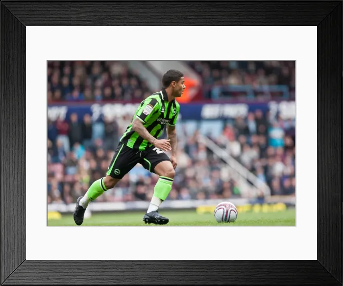 Framed Print : Liam Bridcutt Fights for Possession Against West Ham United (April 14, 2012) Framed Print : Liam Bridcutt Fights for Possession Against West Ham United (April 14, 2012)