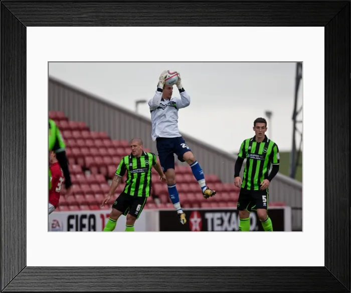 Framed Print : Brighton & Hove Albion's David Gonzalez in Action at Barnsley, Npower Championship, 2012 Framed Print : Brighton & Hove Albion's David Gonzalez in Action at Barnsley, Npower Championship, 2012