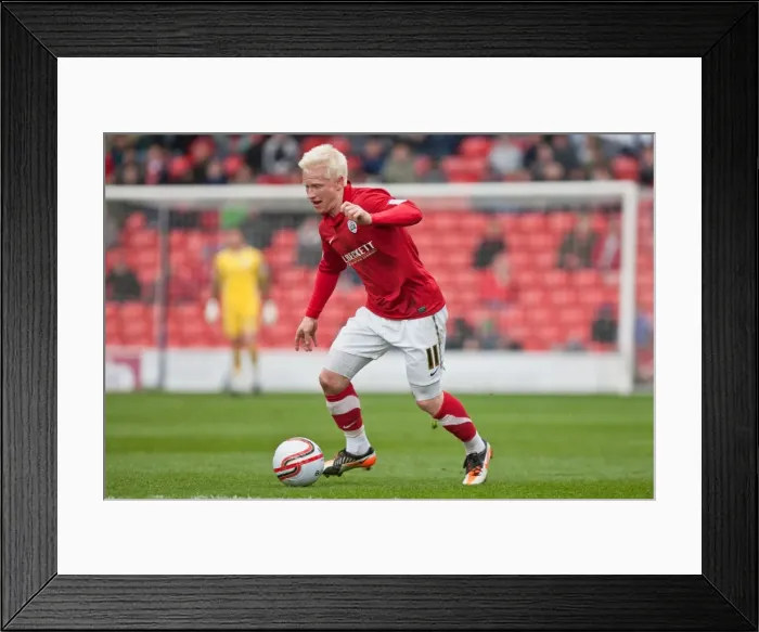 Framed Print : David Perkins of Brighton & Hove Albion in Action against Barnsley, Npower Championship, 2012 Framed Print : David Perkins of Brighton & Hove Albion in Action against Barnsley, Npower Championship, 2012