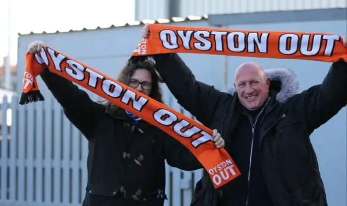 Framed Print : Brighton and Hove Albion Fans in Action at Bloomfield Road (31Jan15)
