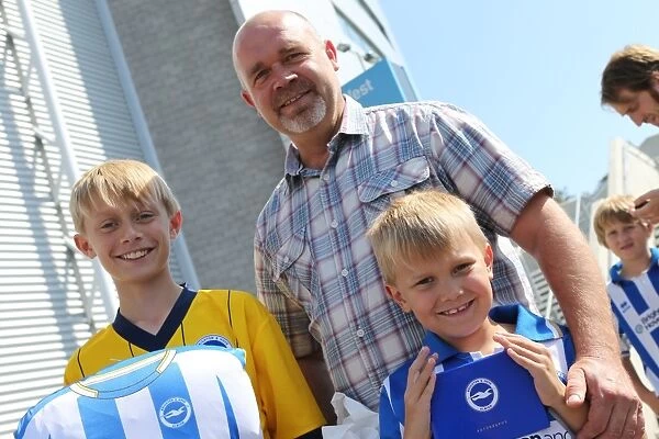Brighton & Hove Albion FC: Fan Interaction - September 2013 Club Shop Signing Event: Crowd Shots