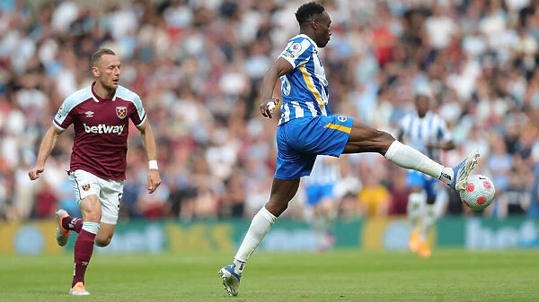 Brighton's Danny Welbeck in Action: Premier League Showdown vs. West Ham United (22MAY22)