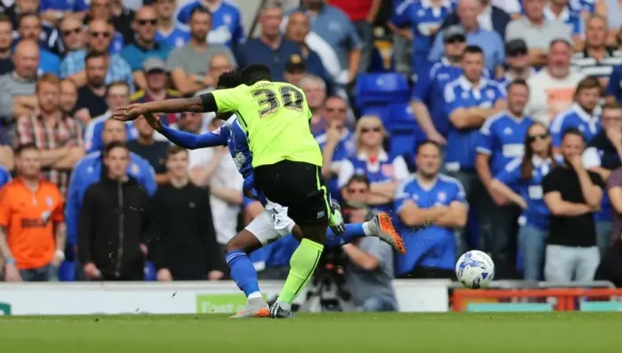 Framed Print : Brighton's Kazenga LuaLua Shoots Against Ipswich Town in Sky Bet Championship Clash (28 / 08 / 2015) Framed Print : Brighton's Kazenga LuaLua Shoots Against Ipswich Town in Sky Bet Championship Clash (28 / 08 / 2015)