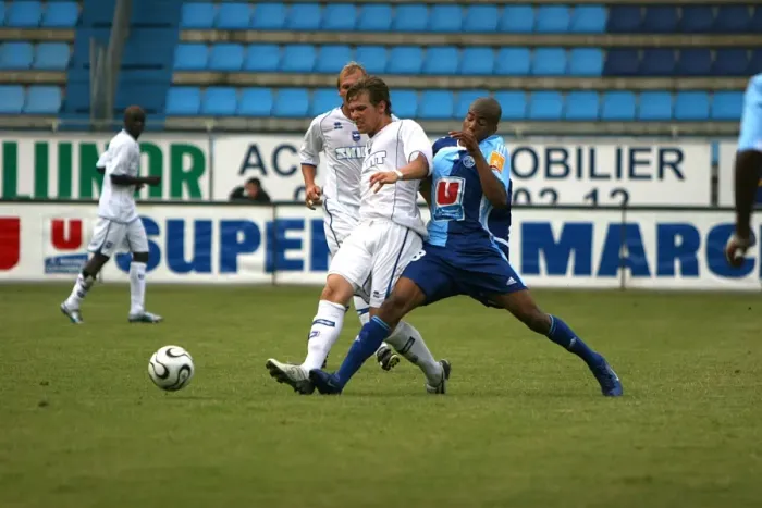 Framed Print : Dean Hammond: Midfield Maestro in Pre-Season Action for Brighton & Hove Albion FC vs Le Havre (06 / 07) Framed Print : Dean Hammond: Midfield Maestro in Pre-Season Action for Brighton & Hove Albion FC vs Le Havre (06 / 07)
