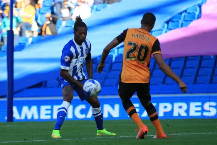 Framed Print : Gaetan Bong Blocks Hull City's Isaac Hayden: Brighton and Hove Albion vs Hull City, Sky Bet Championship 2015