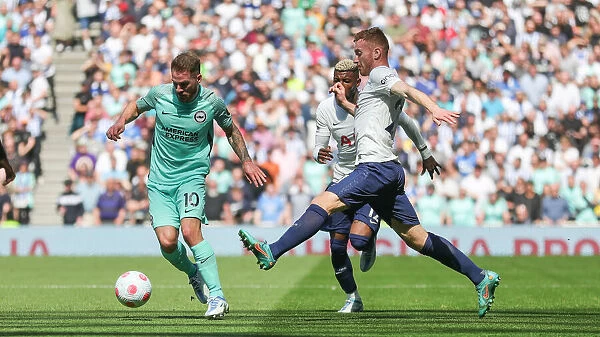 Intense Battle: Premier League Showdown - Tottenham Hotspur vs. Brighton & Hove Albion (16APR22)