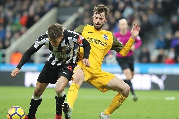 Propper Tackles Gayle: Intense Midfield Battle in Newcastle vs. Brighton (30DEC17)