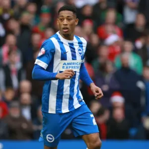 Brighton's Van La Parra Fights for Goal Against Middlesbrough in Championship Clash (19DEC15) Brighton's Van La Parra Fights for Goal Against Middlesbrough in Championship Clash (19DEC15)
