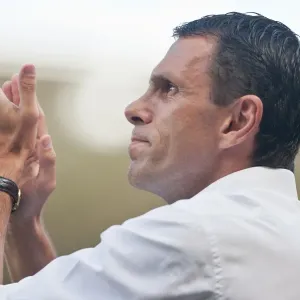 Gus Poyet Leads Brighton & Hove Albion Against Hull City, Npower Championship 2012