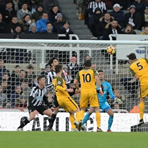 Lewis Dunk's Headed Goal Attempt vs. Newcastle United (Premier League, 30DEC17)