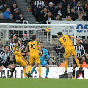 Lewis Dunk's Headed Goal Attempt vs. Newcastle United (Premier League, 30DEC17)