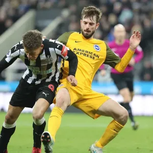Propper Tackles Gayle: Intense Midfield Battle in Newcastle vs. Brighton (30DEC17)