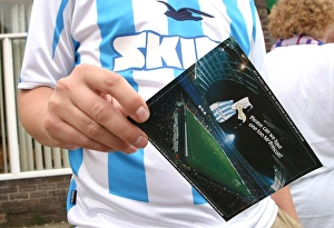 Images Dated 10th November 2006: Albion fan delivers giant postcard to East Hull labour party