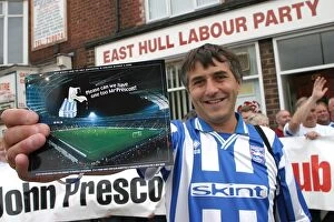 Images Dated 10th November 2006: Albion fans deliver giant postcard to East Hull labour party