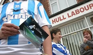 Images Dated 10th November 2006: Albion fans deliver postcard to East Hull labour party