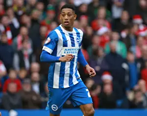 Brighton's Van La Parra Fights for Goal Against Middlesbrough in Championship Clash (19DEC15)