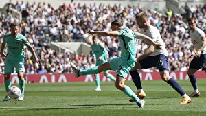 Intense Battle: Premier League Showdown - Tottenham Hotspur vs. Brighton & Hove Albion (16APR22)